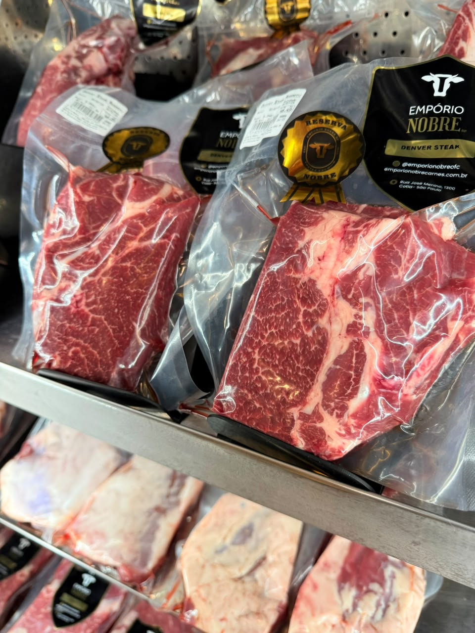 Detalhe da operação em boutique de carnes